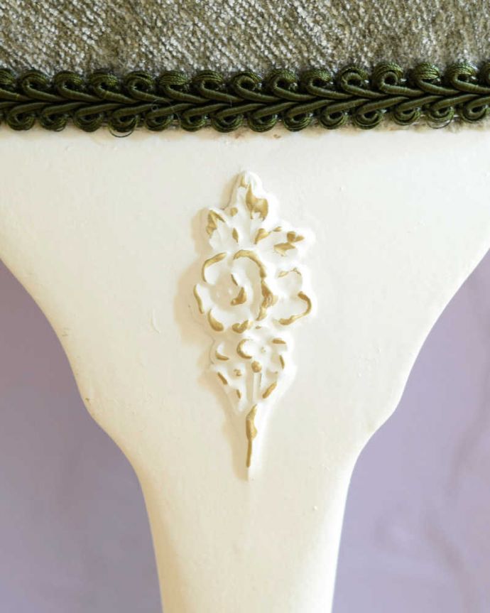 スツール・オットマン　アンティーク チェア　フランスで見つけた華やかなアンティークホワイトスツール。フランスらしい彫りフランスらしさの象徴とも言える、優雅な彫りの装飾。(z-047-c)