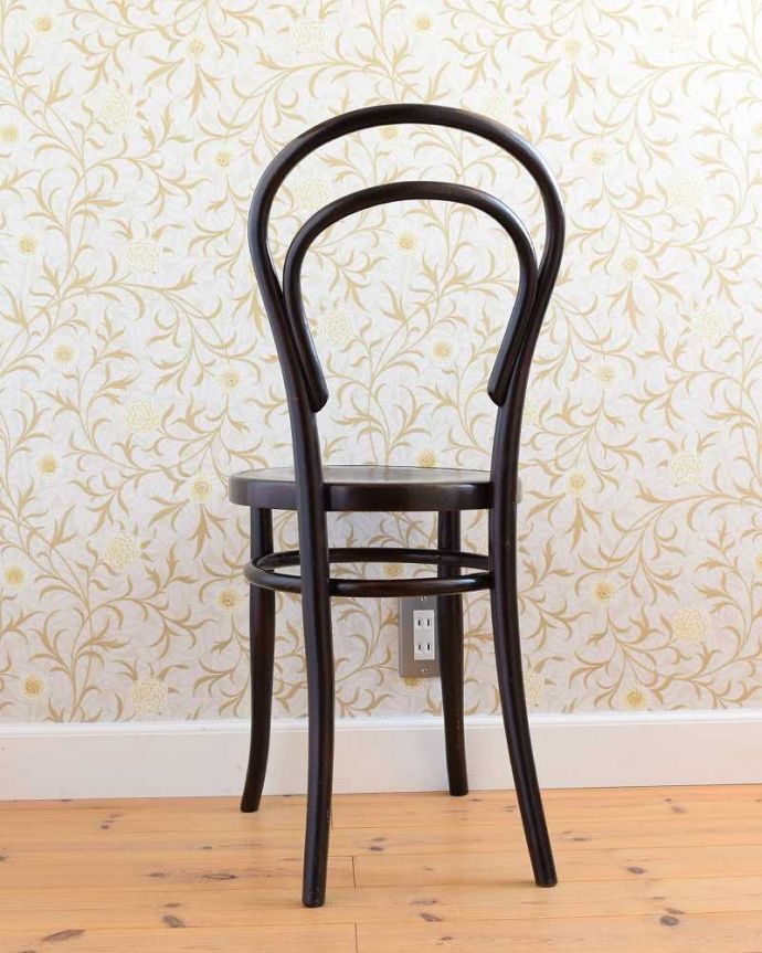 ベントウッドチェア　アンティーク チェア　イギリスから届いたアンティーク椅子、背もたれが２本ラインのベントウッドチェア。後ろ姿にも自信があります！アンティークは新品ではないので経年変化によるキズはありますが、しっかり修復して組み直したので安心して座って頂けます。(z-049-c)