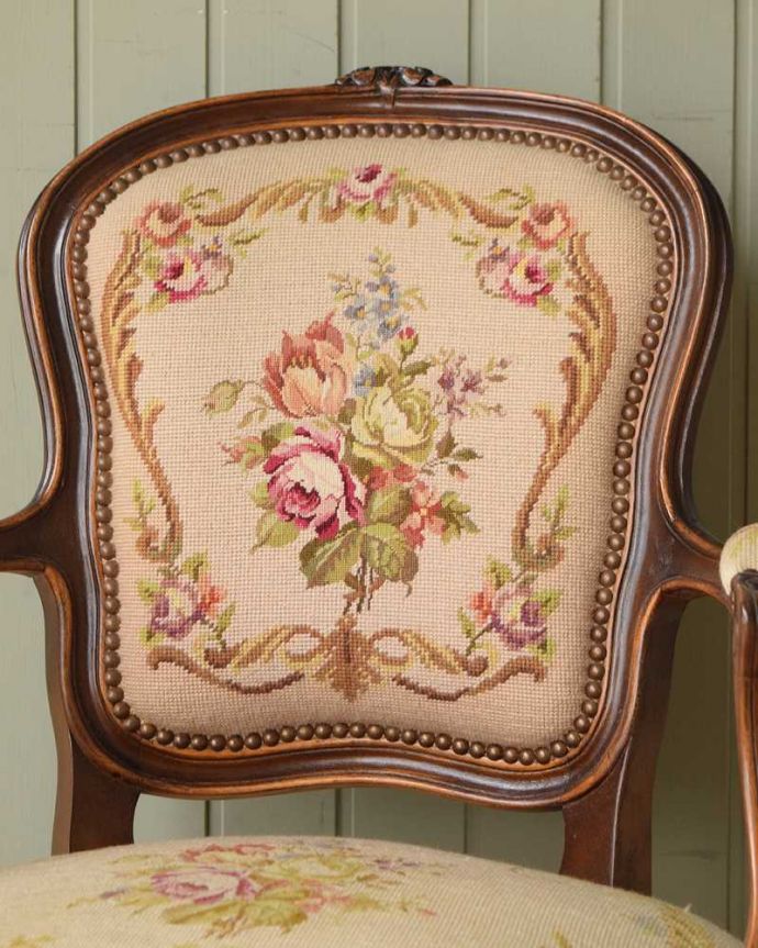 1Pソファ(ラウンジチェア)　アンティーク チェア　フランス生まれのサロンチェア、大人色のプチポワンプチポワンチェア。マリーアントワネットが愛した刺繍プチポワンとは18〜19世紀にかけて宮廷の貴婦人たちが余暇に楽しんだ刺繍のこと。(z-052-c)