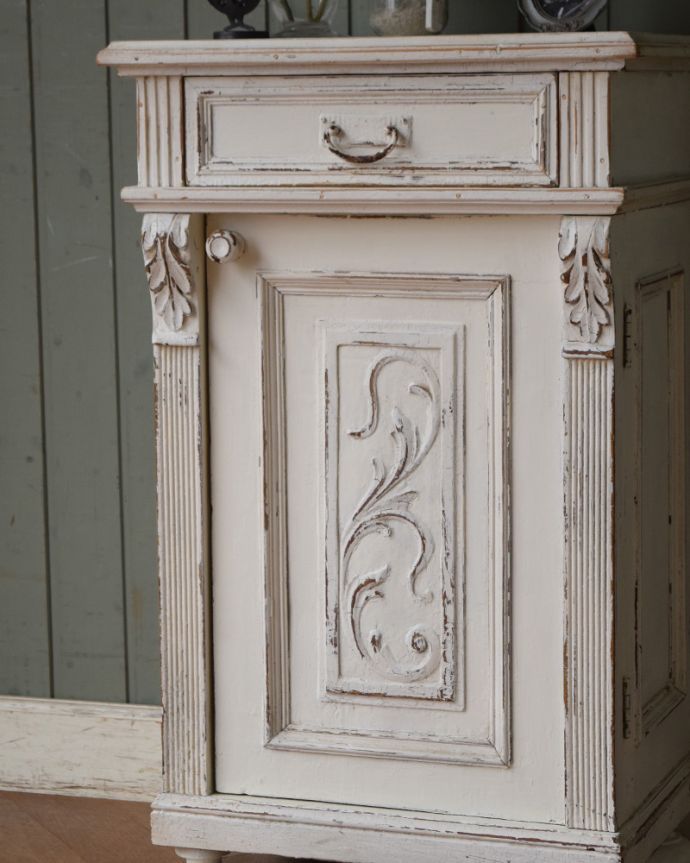 アンティークのキャビネット　アンティーク家具　フレンチホワイトのお洒落な彫りのアンティーク ベッドサイドキャビネット。ペイントの下に見える凝った彫ペイント部分をよく見ると、ものすごく凝った彫が施されているんです。(z-053-f)