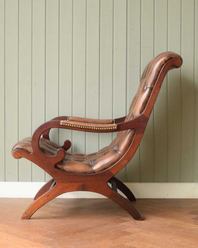 英国輸入の革張りアンティークソファ、カッコいいアームチェア（1人掛けソファ）(z-056-c)｜アンティークチェア・椅子