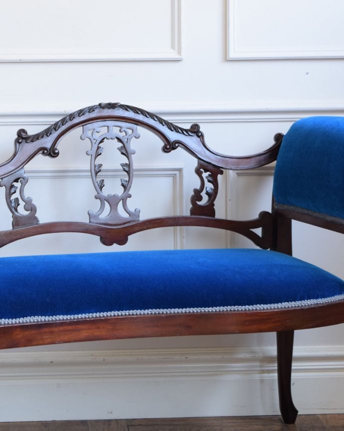 セティ・ソファ・ベンチ　アンティーク チェア　背もたれの装飾にうっとり･･･アンティークだから手に入る椅子セティ。どこを切り取っても美しいシルエットアンティークの椅子らしい高級感が溢れるフォルム。(z-057-c)