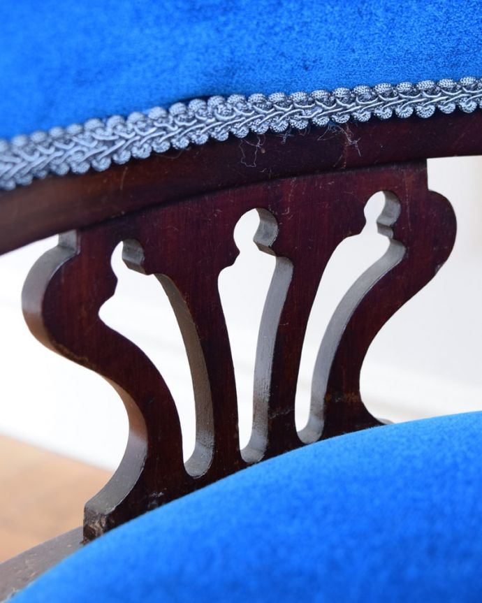 セティ・ソファ・ベンチ　アンティーク チェア　背もたれの装飾にうっとり･･･アンティークだから手に入る椅子セティ。美しい背もたれの透かし彫り「ピアス・ドゥ・カービング」と呼ばれる背もたれの細工。(z-057-c)