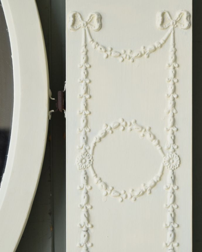 アンティークのドレッサー　アンティーク家具　フレンチスタイルのアンティーク家具、ホワイト色のドレッシングチェスト。フランスらしく美しい彫見ているだけで優雅な気分になっちゃう彫。(z-057-f)
