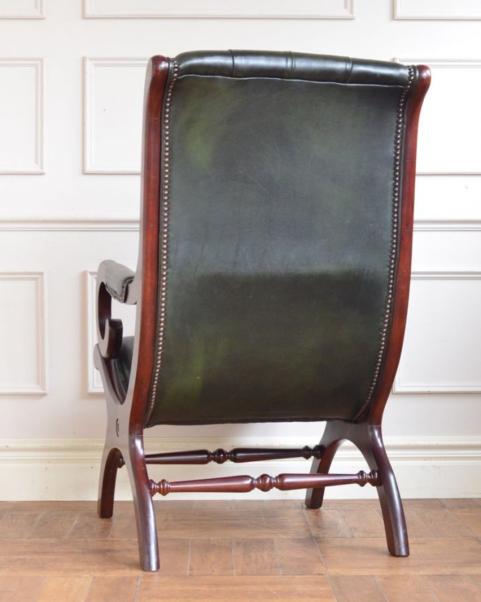 イギリスアンティークのパーソナルチェア、チェスターフィールドの椅子