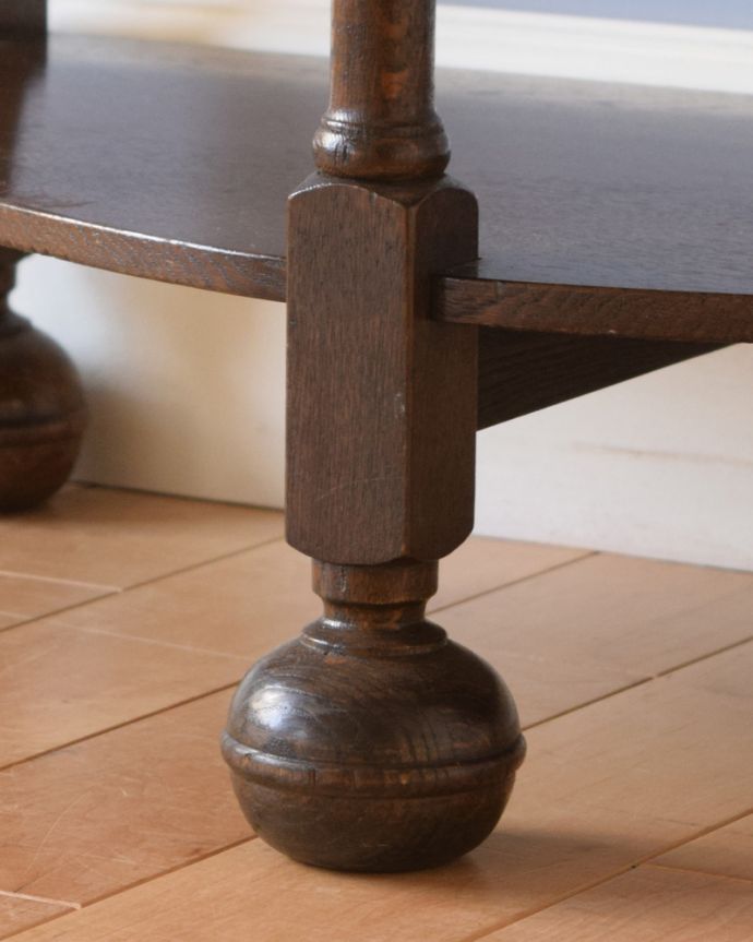 アンティークのテーブル　アンティーク家具　脚の装飾が素敵な、イギリス輸入のアンティークコンソールテーブル。持ち上げなくても移動できます！Handleのアンティークは、脚の裏にフェルトキーパーをお付けしていますので、床を滑らせてれば女性1人でも移動が簡単です。(z-060-f)