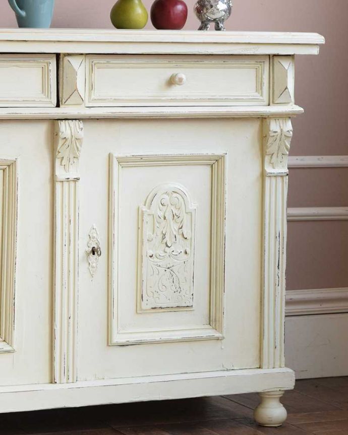 アンティークのキャビネット　アンティーク家具　フランスらしい彫りが美しいキャビネット、ホワイトペイントのアンティークキャビネット（カウンター） 。彫の美しさも自慢です。(z-064-f)