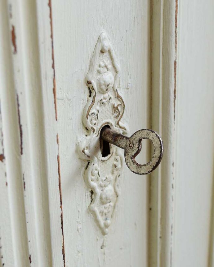 アンティークのキャビネット　アンティーク家具　フランスらしい彫りが美しいキャビネット、ホワイトペイントのアンティークキャビネット（カウンター） 。開ける度にワクワクする取っ手鍵を回して開けてください。(z-064-f)