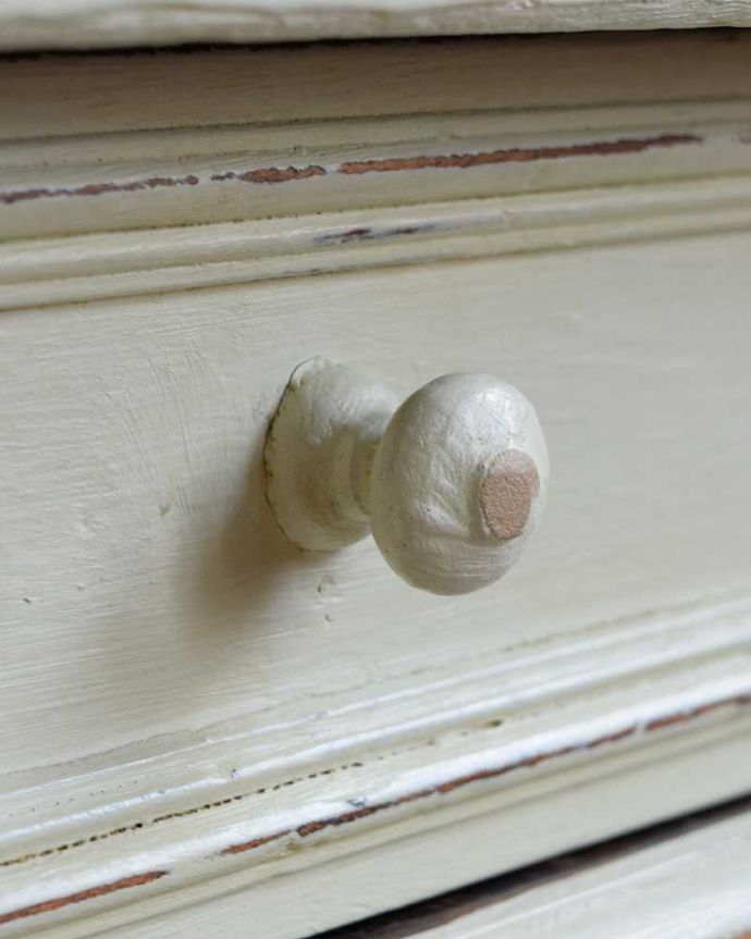 アンティークのキャビネット　アンティーク家具　フランスらしい彫りが美しいキャビネット、ホワイトペイントのアンティークキャビネット（カウンター） 。持ちやすい取っ手。(z-064-f)