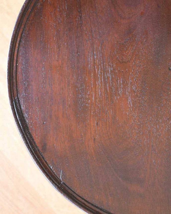 アンティークのテーブル　アンティーク家具　優雅で品があるアンティーク英国家具、小さなワインテーブル。近づいてみると…木目もキレイな天板。(z-067-f)