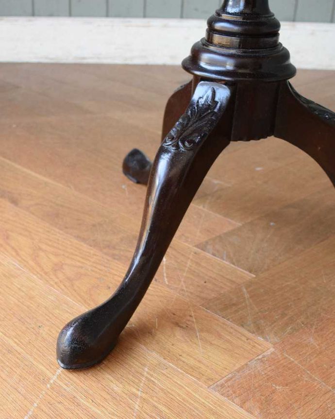 アンティークのテーブル　アンティーク家具　優雅で品があるアンティーク英国家具、小さなワインテーブル。脚先には･･･Handleのアンティークは脚の裏にフェルトキーパーを付けています。(z-067-f)