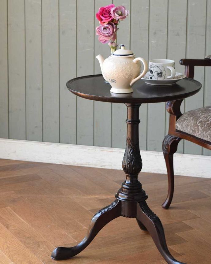 アンティークのテーブル　アンティーク家具　優雅で品があるアンティーク英国家具、小さなワインテーブル。安定感のあるトライポッドの脚先が3つに分かれているデザインのトライボッド。(z-067-f)
