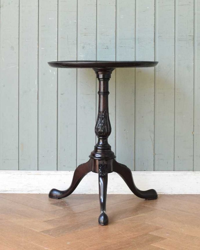 アンティークのテーブル　アンティーク家具　優雅で品があるアンティーク英国家具、小さなワインテーブル。横から見ても素敵もちろん、横から見ても素敵なんです。(z-067-f)