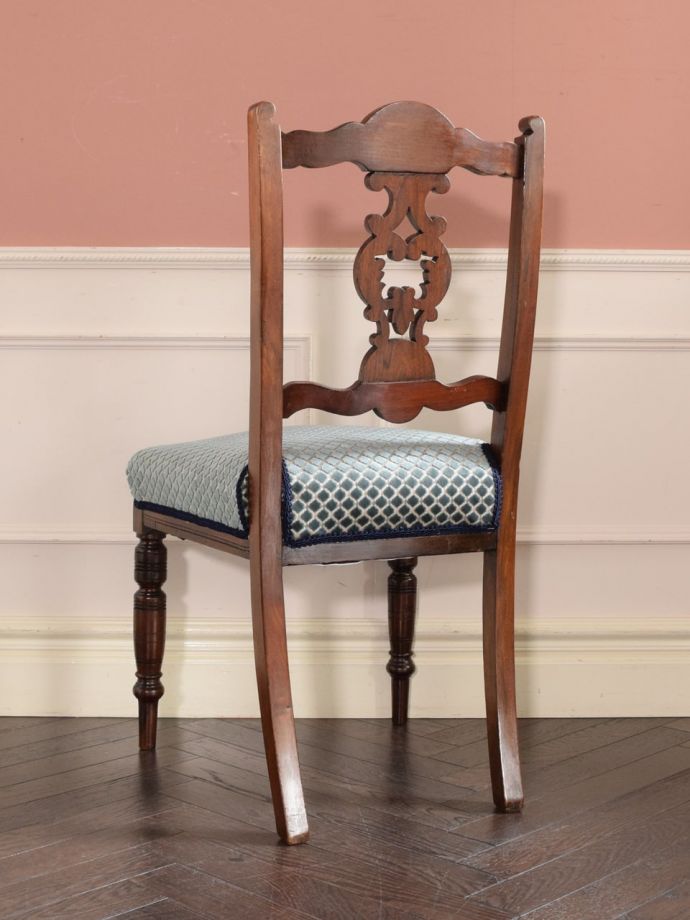 イギリスの美しいアンティーク椅子、ウォールナット材のサロンチェア