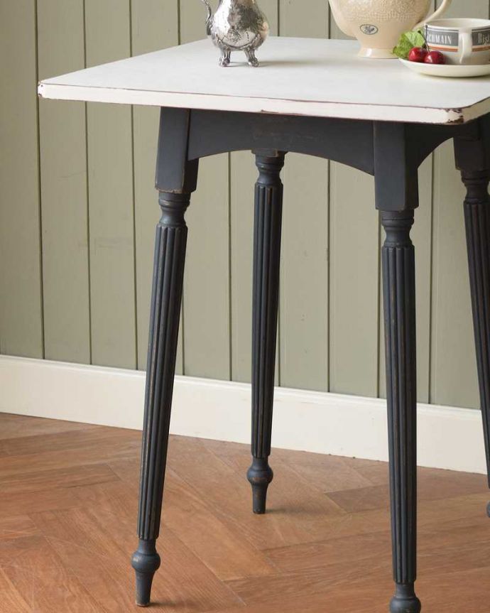 アンティークのテーブル　アンティーク家具　ツートンカラーのペイントが可愛いアンティークのオケージョナルテーブル。上品で優雅なアンティーク凛とした雰囲気が漂うアンティークらしい立ち姿のテーブル。(z-072-f)