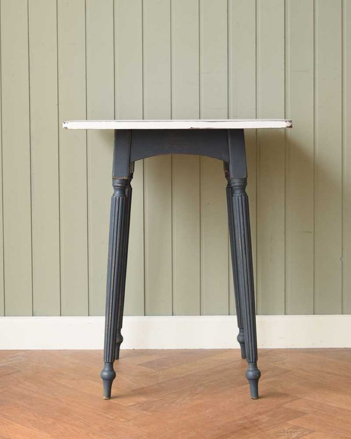 アンティークのテーブル　アンティーク家具　ツートンカラーのペイントが可愛いアンティークのオケージョナルテーブル。クルッと回転。(z-072-f)