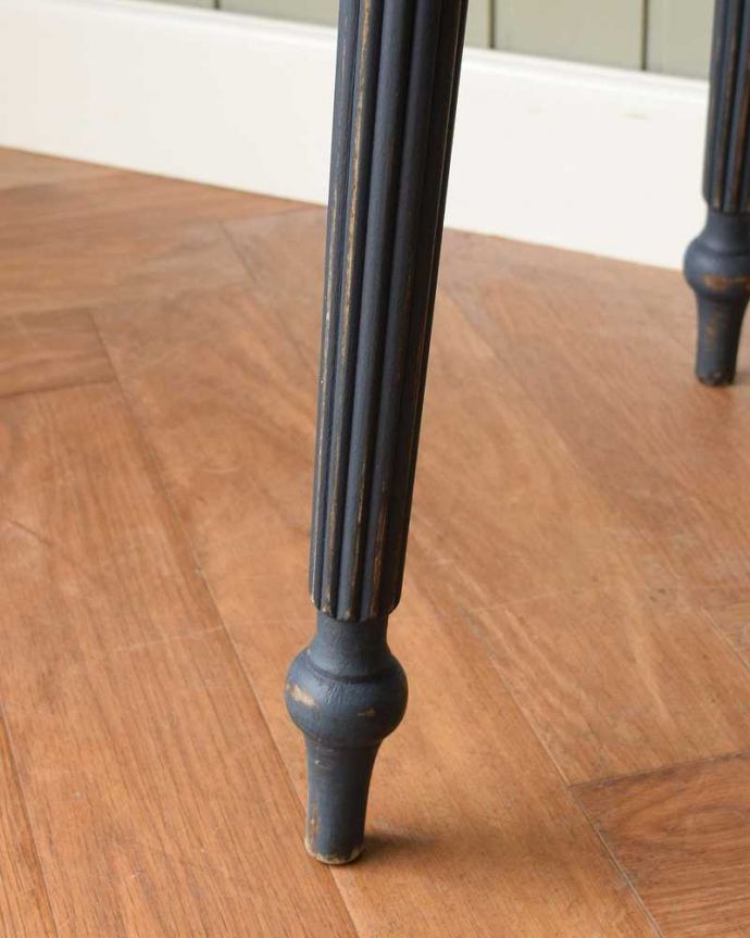 アンティークのテーブル　アンティーク家具　ツートンカラーのペイントが可愛いアンティークのオケージョナルテーブル。持ち上げなくても移動できます！Handleのアンティークは、脚の裏にフェルトキーパーをお付けしていますので、床を滑らせてれば移動が簡単です。(z-072-f)