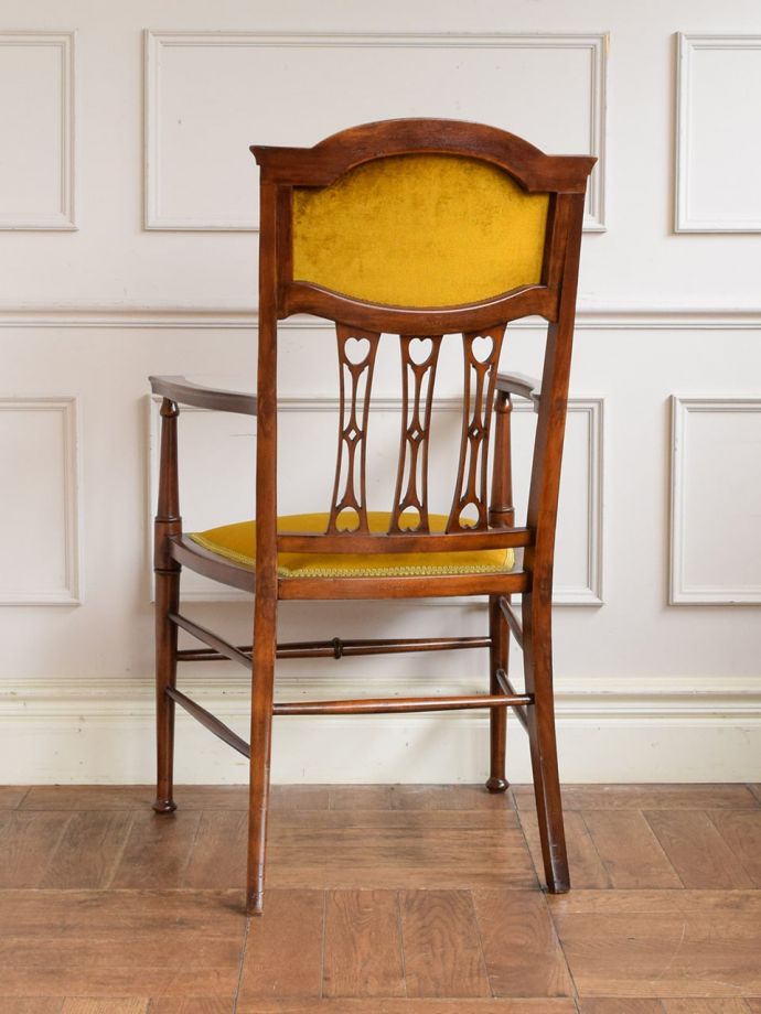 英国アンティークのアーム付き椅子、テーパードレッグが美しいサロンチェア