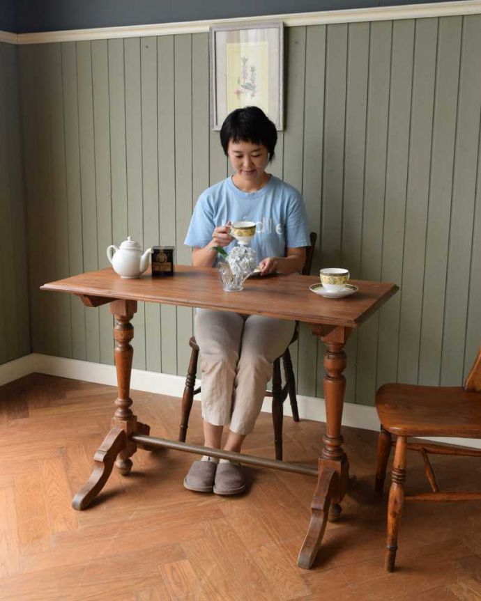 アンティークのテーブル　アンティーク家具　いろんな用途で便利に使えるフランスで見つけたアンティーク家具、ホールテーブル。ほっこりとした表情に癒されますオールドパイン材のテーブルは、独特の木目が特長。(z-073-f)