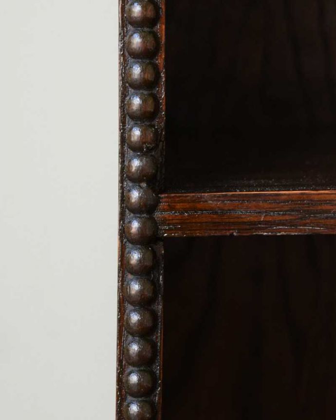 アンティークのキャビネット　アンティーク家具　本を読むのが楽しくなる棚付きの英国アンティーク マガジンラック。うっとりする美しさアンティークだから手に入る美しい彫。(z-075-f)