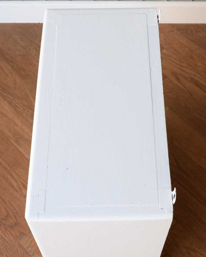 ウォールキャビネット　アンティーク家具　フランスで見つけた引き出し付きグリアージュのスモールキャビネット（ホワイト） 。上から見ると･･･キャビネットの形はこんな感じです。(z-076-f)