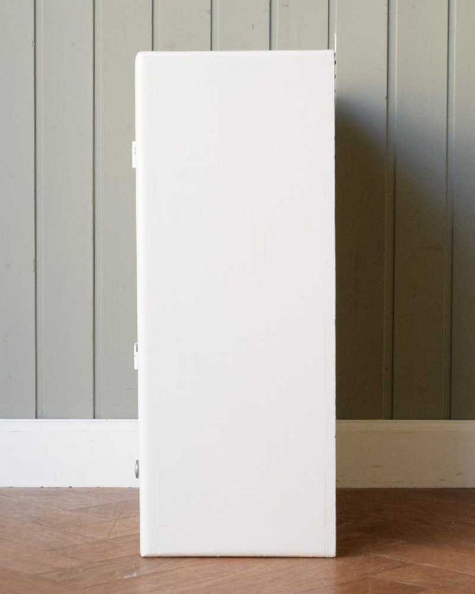 ウォールキャビネット　アンティーク家具　フランスで見つけた引き出し付きグリアージュのスモールキャビネット（ホワイト） 。横顔だっても美しい正面だけじゃなく横もキレイに修復してあります。(z-076-f)