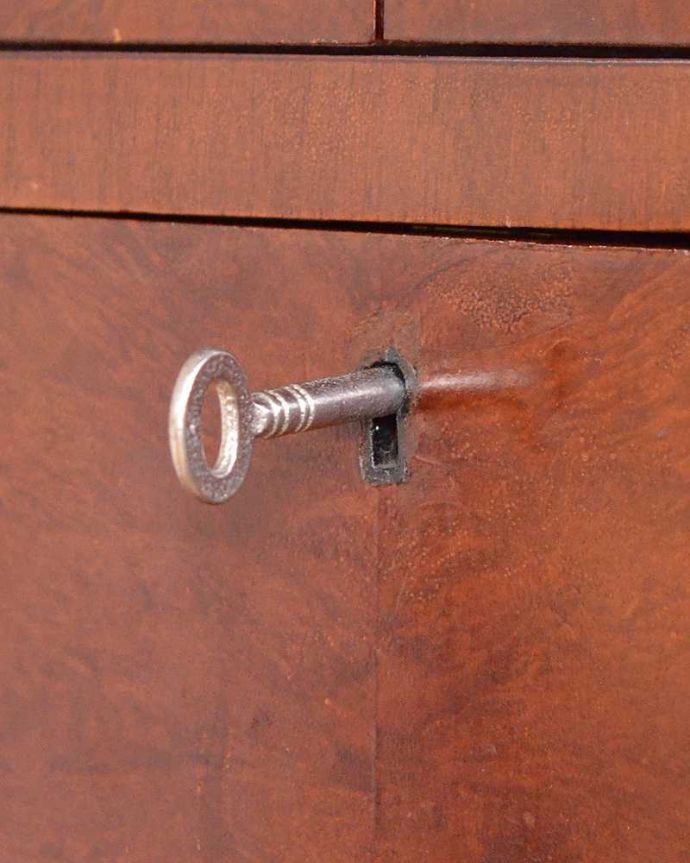 アンティークのチェスト　アンティーク家具　英国インテリアのアンティーク家具、1930年代のカップボードチェスト。大切なものも収納出来ますおとぎ話に出てくるような可愛いアンティークの鍵が付いています。(z-078-f)