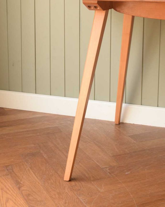 アーコールの家具　アンティーク家具　イギリスのシンプルなヴィンテージ家具、アーコールのダイニングテーブル。持ち上げなくても移動できます！Handleのアンティークは、脚の裏にフェルトキーパーをお付けしていますので、床を滑らせてれば女性1人でも移動が簡単です。(z-079-f)