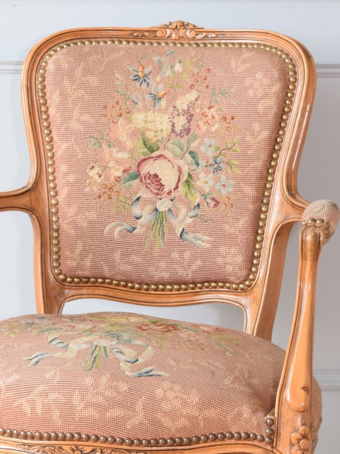 フランスアンティークのおしゃれな一人掛け椅子、お花の刺繍が華やかな 
