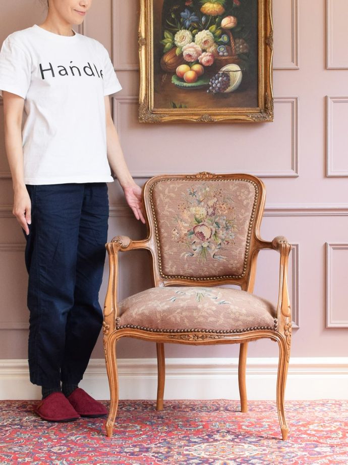 フランスアンティークのおしゃれな一人掛け椅子、お花の刺繍が華やかな 