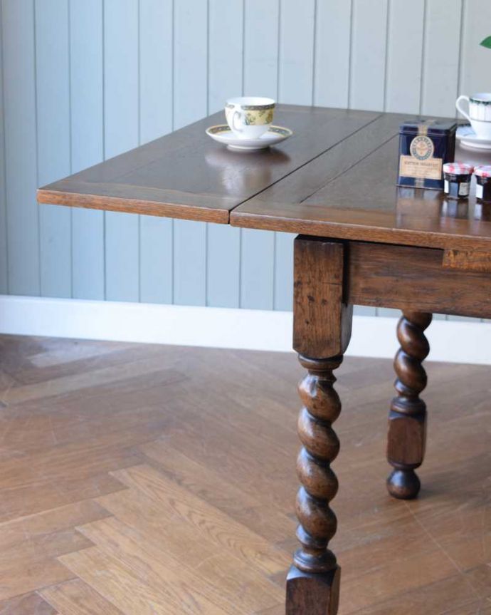 英国輸入のアンティーク家具、ツイストラインが美しいドローリーフテーブル（ダイニングテーブル）