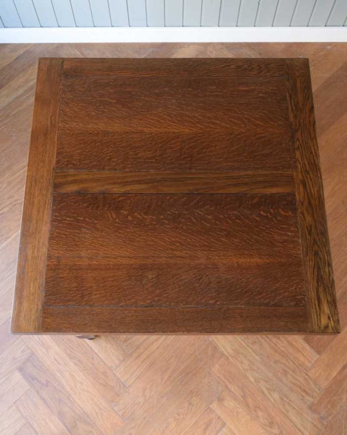 アンティークのテーブル　アンティーク家具　英国輸入のアンティーク家具、ツイストラインが美しいドローリーフテーブル（ダイニングテーブル）。上から見るとこんな形リーフを開く前はこんな形です。(z-081-f)