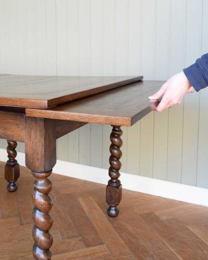 アンティークのテーブル　アンティーク家具　英国輸入のアンティーク家具、ツイストラインが美しいドローリーフテーブル（ダイニングテーブル）。誰でもカンタン！引っ張るだけでOK。(z-081-f)