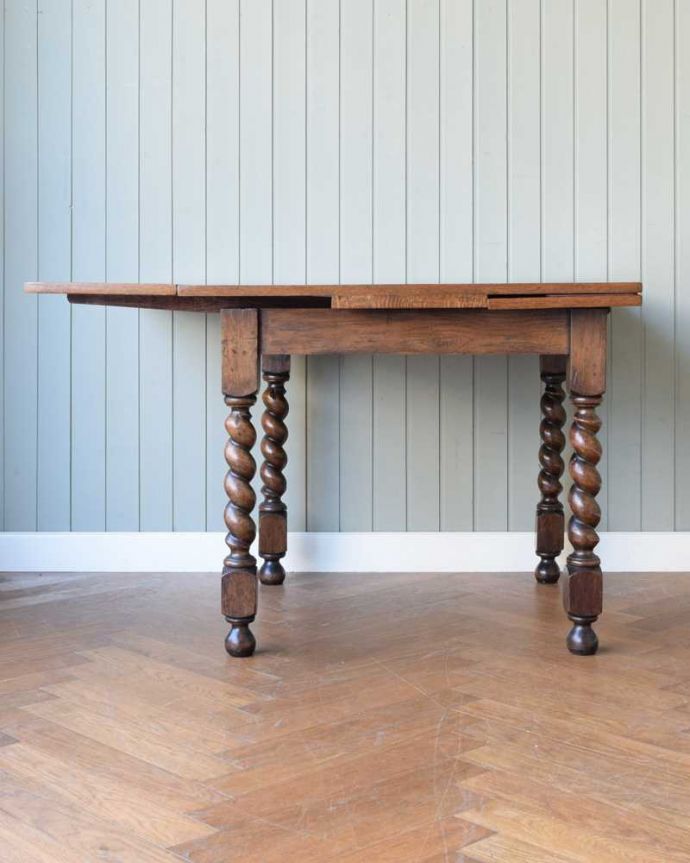アンティークのテーブル　アンティーク家具　英国輸入のアンティーク家具、ツイストラインが美しいドローリーフテーブル（ダイニングテーブル）。片方だけ開いてもOK片方のリーフだけを開くとこんな感じ。(z-081-f)