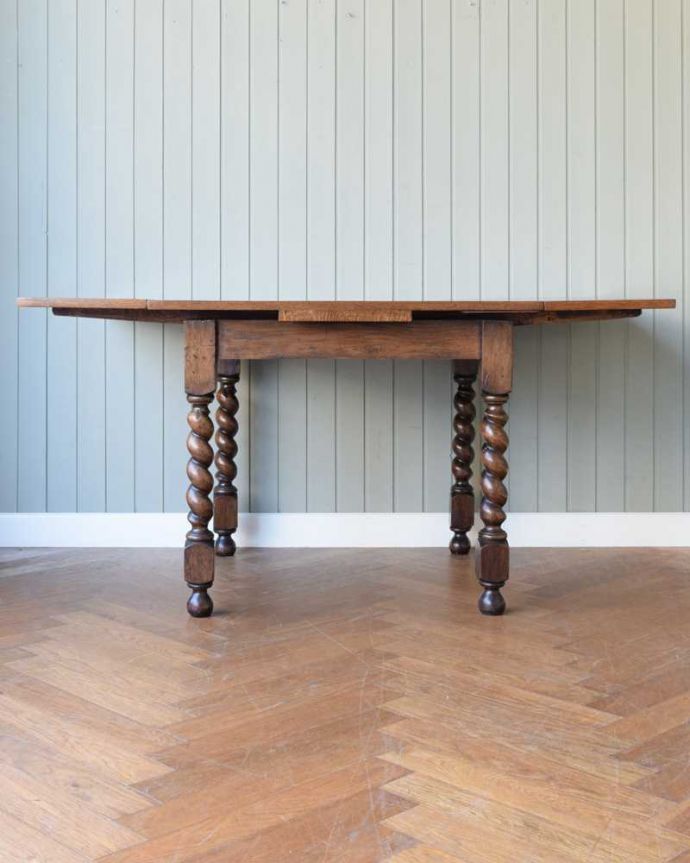 アンティークのテーブル　アンティーク家具　英国輸入のアンティーク家具、ツイストラインが美しいドローリーフテーブル（ダイニングテーブル）。両方開くと大きなサイズ！家族が増えた時やみんなが集まった時、両方のリーフを開けば大きなサイズに。(z-081-f)