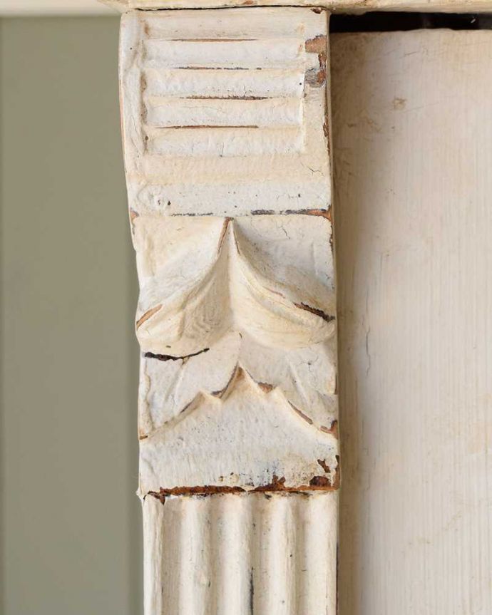 アンティーク家具 アンティークのフレンチインテリア、ホワイトペイントのグリアージュキャビネット。フランスらしい彫が扉を彩ります。(z-084-f)
