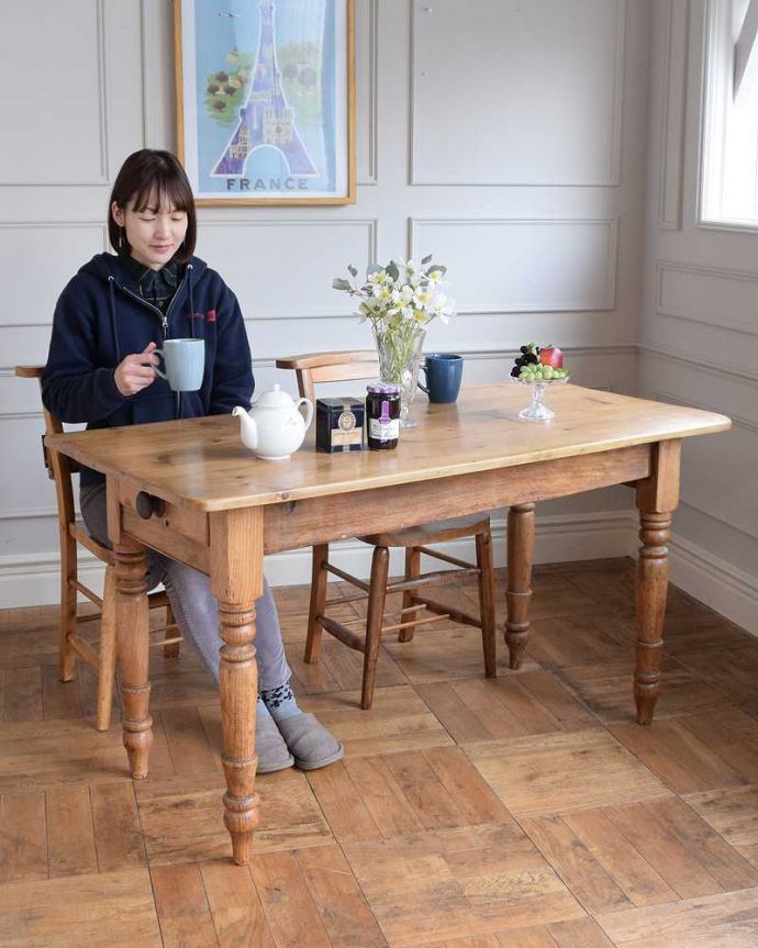 アンティークのテーブル　アンティーク家具　イギリスのアンティーク家具、パイン材の可愛いダイニングテーブル（引き出し付き）。ほっこりとした表情に癒されますオールドパイン材のテーブルは、独特の木目が特長。(z-085-f)