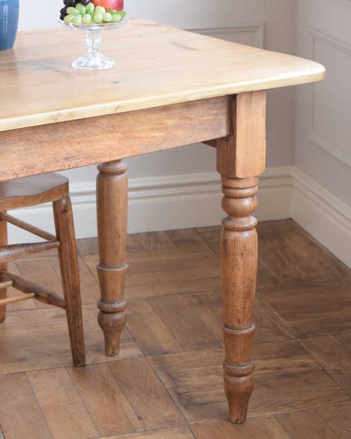 イギリスのアンティーク家具、パイン材の可愛いダイニングテーブル（引き出し付き）