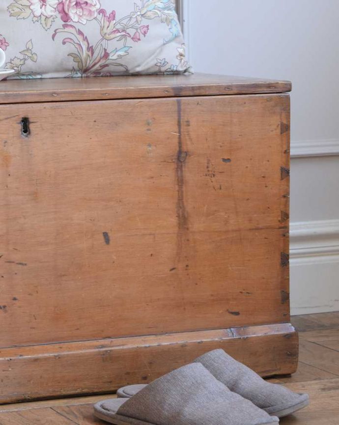 ブランケットボックス・収納ボックス　アンティーク家具　イギリスで見つけたアンティークブランケットボックス（コファ） 。ほっこりとした表情に癒されますオールドパイン材の家具は、独特の木目が特長。(z-087-f)