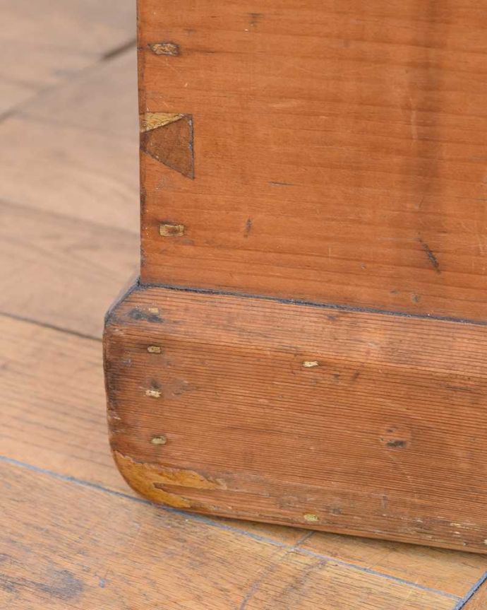 ブランケットボックス・収納ボックス　アンティーク家具　イギリスで見つけたアンティークブランケットボックス（コファ） 。女性1人でラクラク運べちゃう仕掛けHandleのアンティークは、脚の裏にフェルトキーパーをお付けしています。(z-087-f)