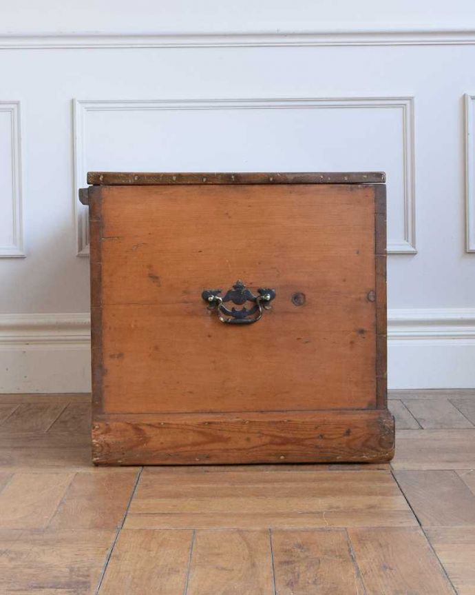 ブランケットボックス・収納ボックス　アンティーク家具　イギリスで見つけたアンティークブランケットボックス（コファ） 。横から見てもキレイですもちろん、横顔だってキレイ！どこから見ても絵になります。(z-087-f)