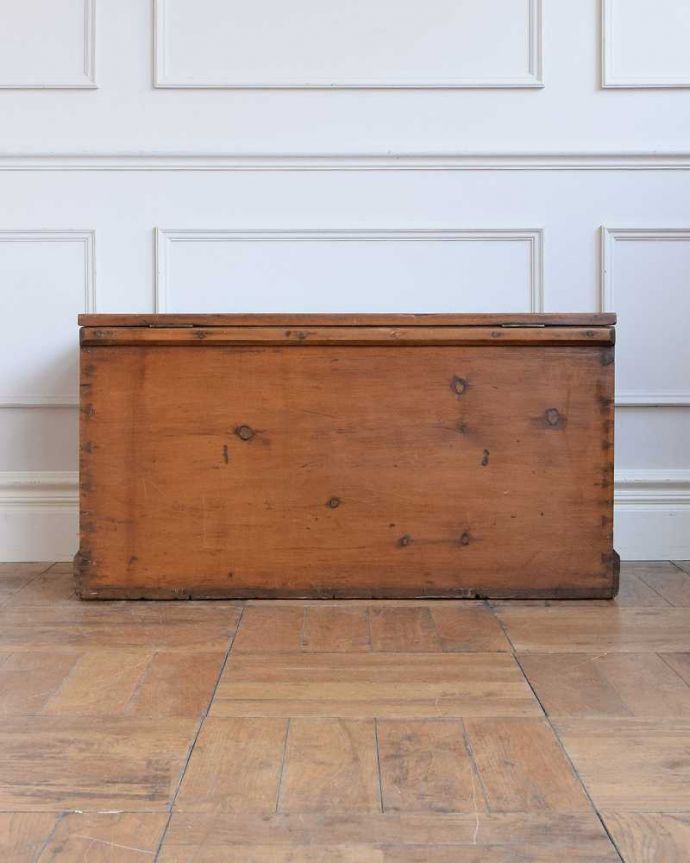 ブランケットボックス・収納ボックス　アンティーク家具　イギリスで見つけたアンティークブランケットボックス（コファ） 。後ろ姿も見て下さい。(z-087-f)
