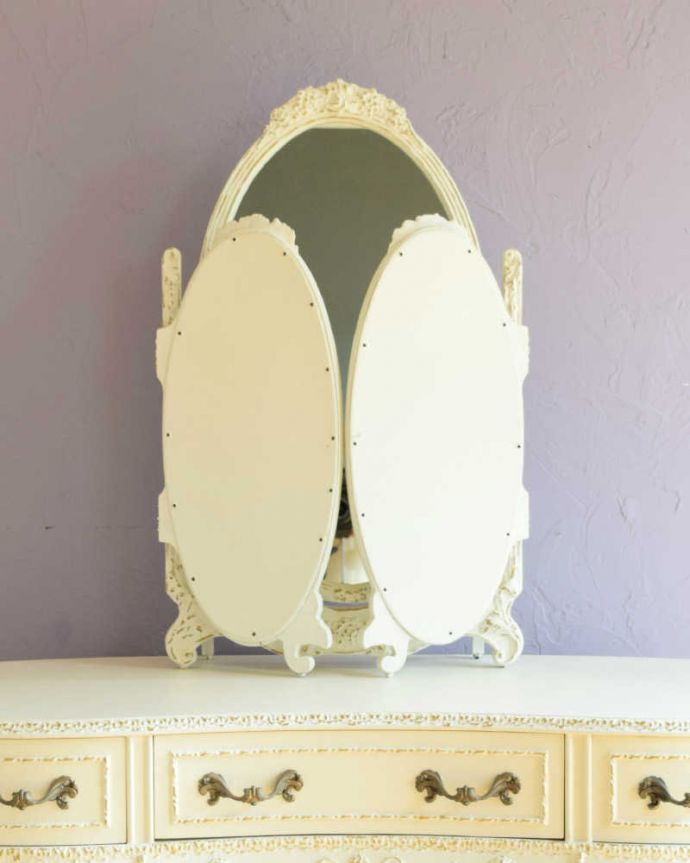 アンティークのドレッサー　アンティーク家具　憧れの可愛いドレッシングテーブル（鏡台）、アンティークのフレンチインテリア。女子が喜ぶ三面鏡！大きく、美しいカッティングのミラーです。(z-090-f)
