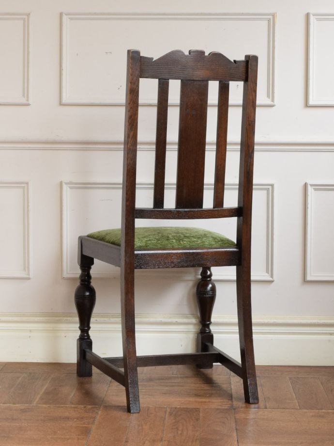 英国で見つけたアンティークの椅子、お花の彫刻がキレイなバルボスレッグのダイニングチェア