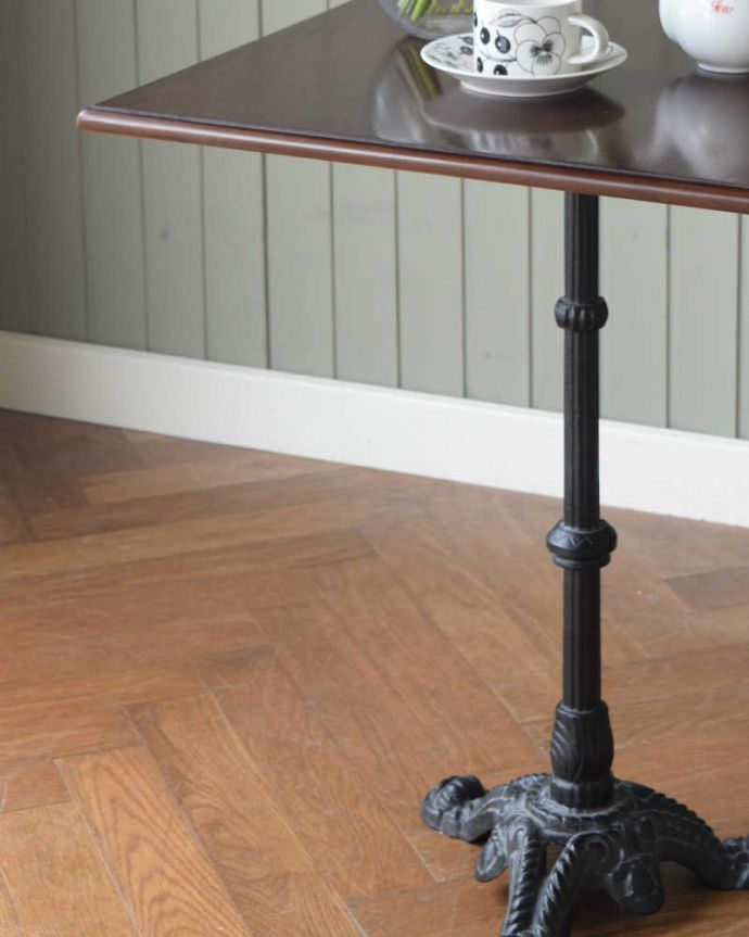 アンティークのテーブル　アンティーク家具　英国らしいアンティーク家具、脚が素敵なパブテーブル。アイアンが作り出す美しさ重厚なアイアンを使った繊細で女性らしいデザインの足。(z-092-f)