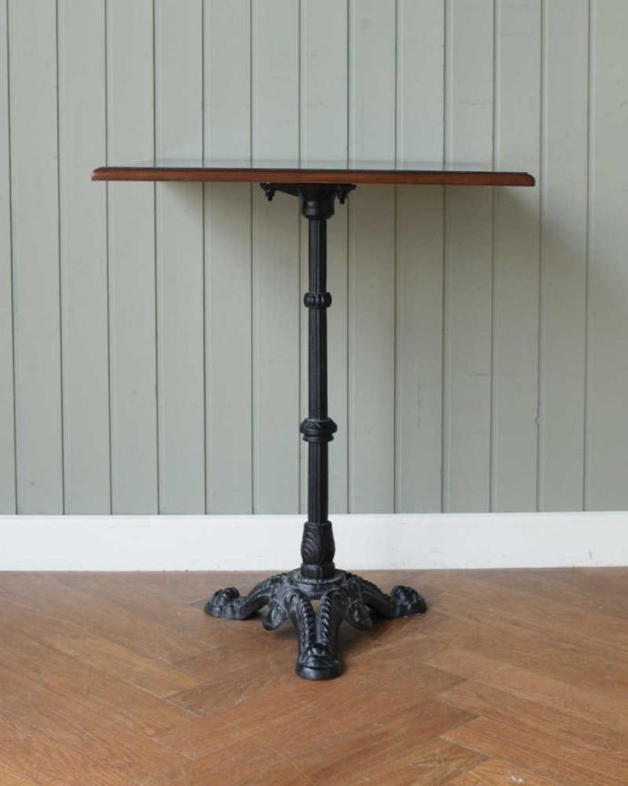 アンティークのテーブル　アンティーク家具　英国らしいアンティーク家具、脚が素敵なパブテーブル。横から見た姿もステキ横から見るとこんな感じです。(z-092-f)