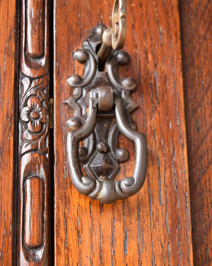 アンティークのキャビネット　アンティーク家具　英国のアンティーク家具のワードローブ、小さなお花がたっぷり彫られた二枚扉の洋服タンス。アンティークらしい素敵な取っ手取っ手のデザインも美しい･･･こんなところからもアンティークらしさが感じられます。(z-096-f)