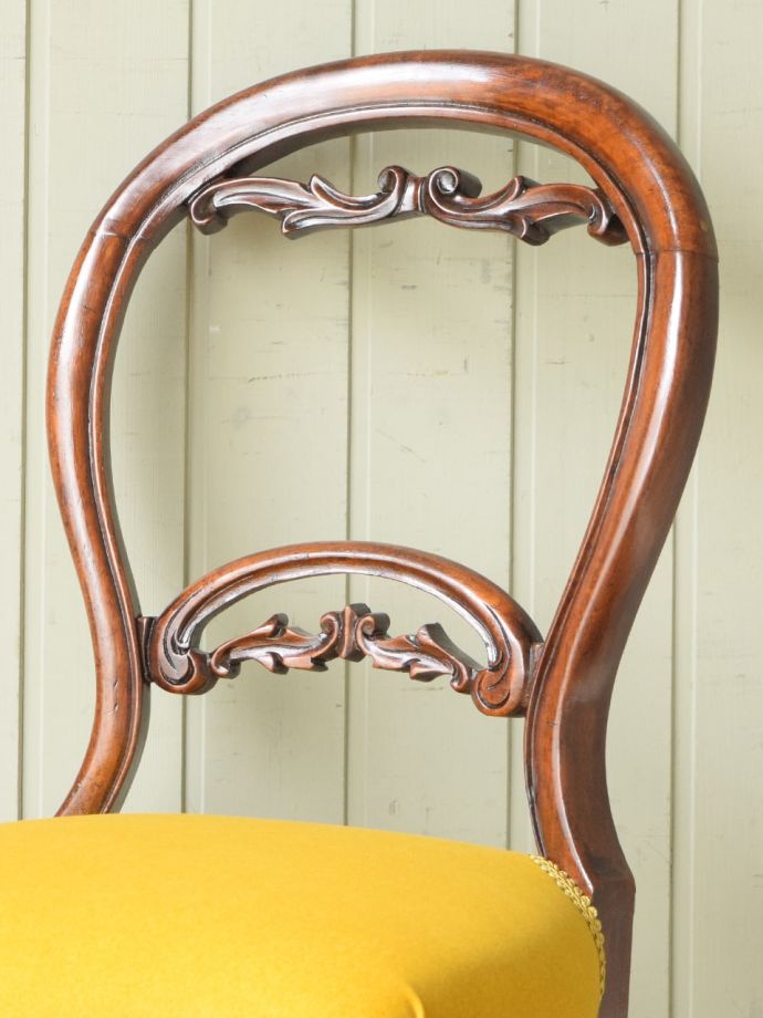 ウォールナット材のアンティークの椅子、透かし彫りが美しいバルーン 