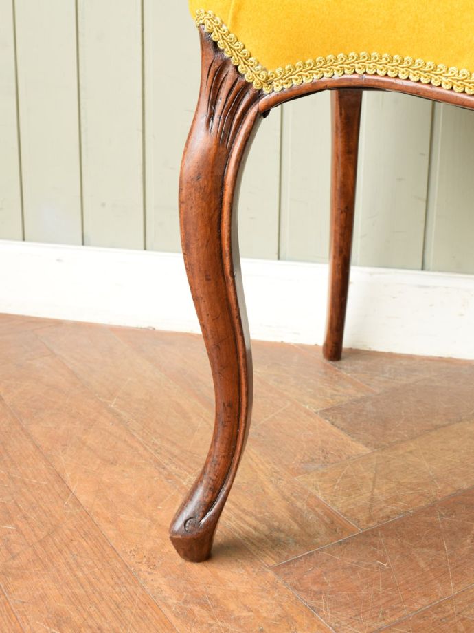 ウォールナット材のアンティークの椅子、透かし彫りが美しいバルーンバックチェア
