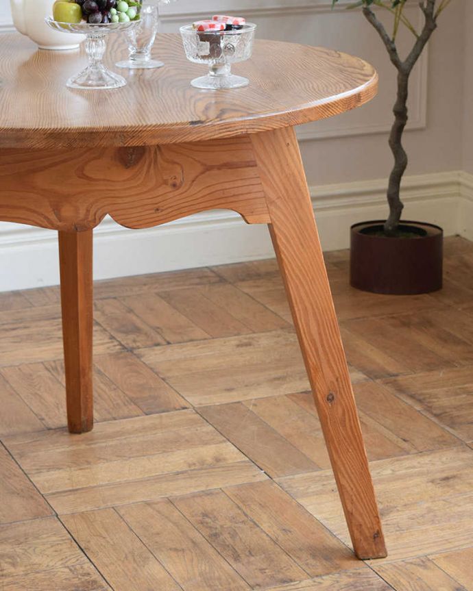 カスタード色のアーコール　アンティーク家具　アンティークのイギリス家具、ナチュラルカラーの３本脚のクリケットテーブル。独創的なデザイン＆木目が魅了してくれますオールドパイン材の家具は、何と言っても木目の節が特徴的。(z-098-f)
